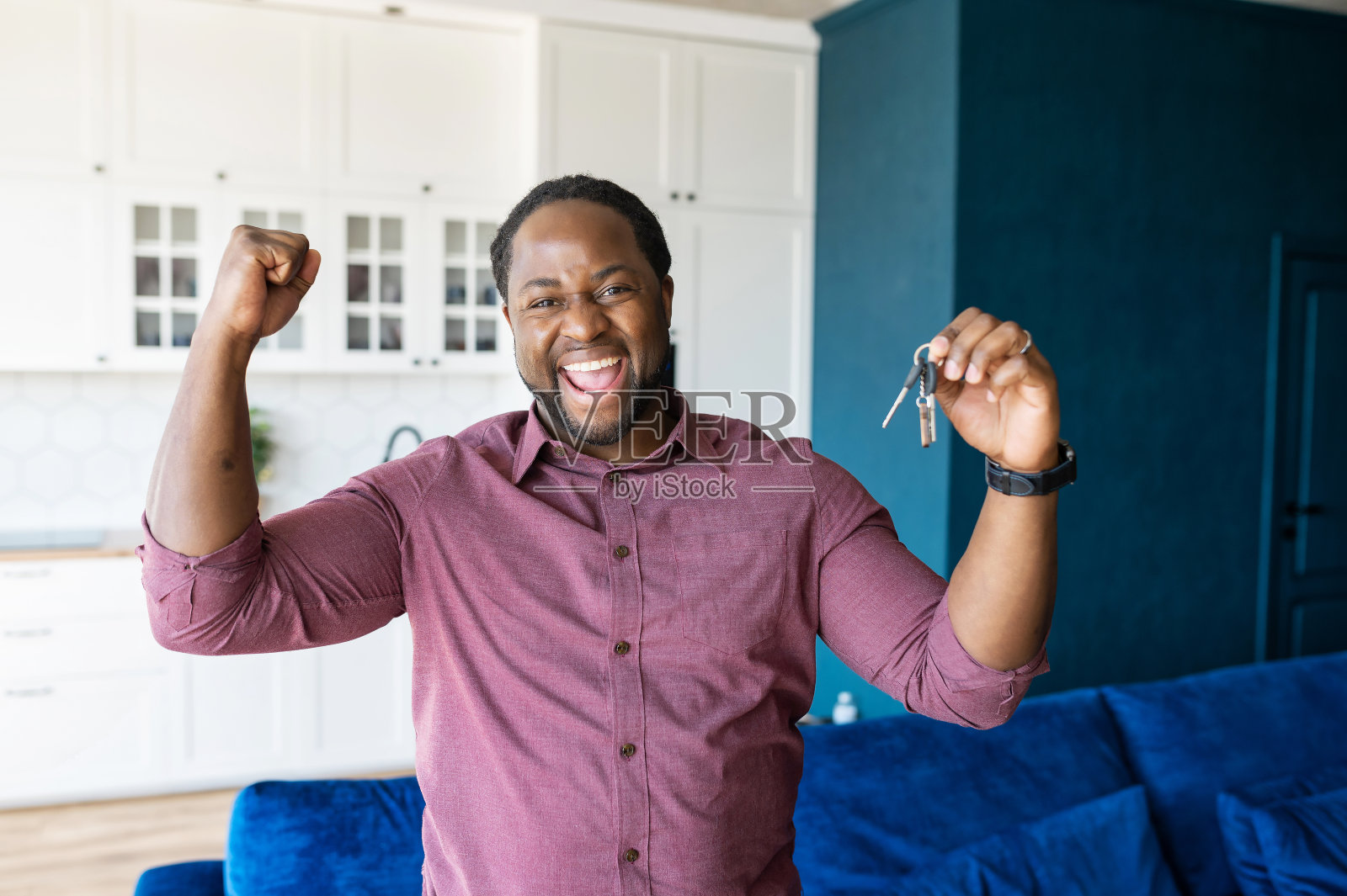欣喜若狂的非裔美国人展示了新房子的钥匙照片摄影图片