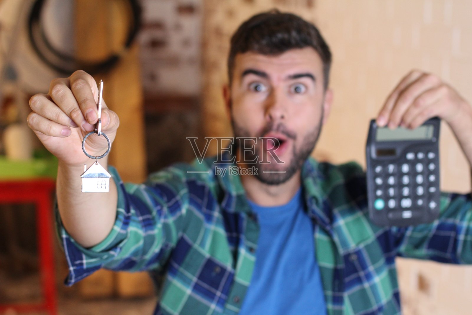 惊讶的人拿着计算器和新的home键照片摄影图片