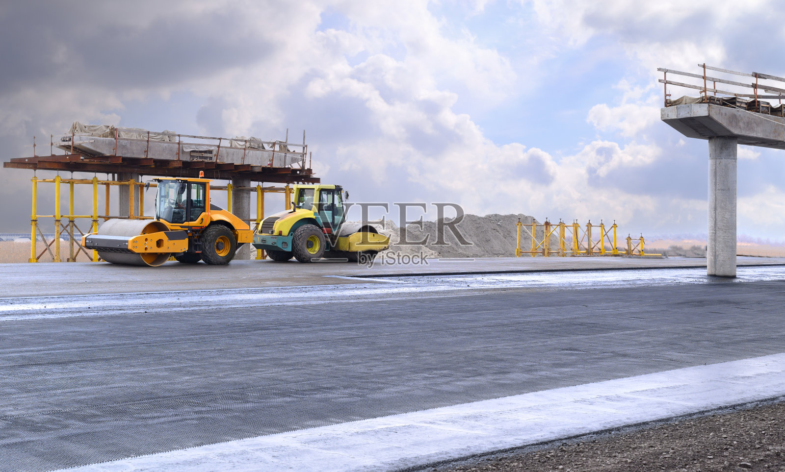 铺沥青时用黄色压路机进行道路施工照片摄影图片
