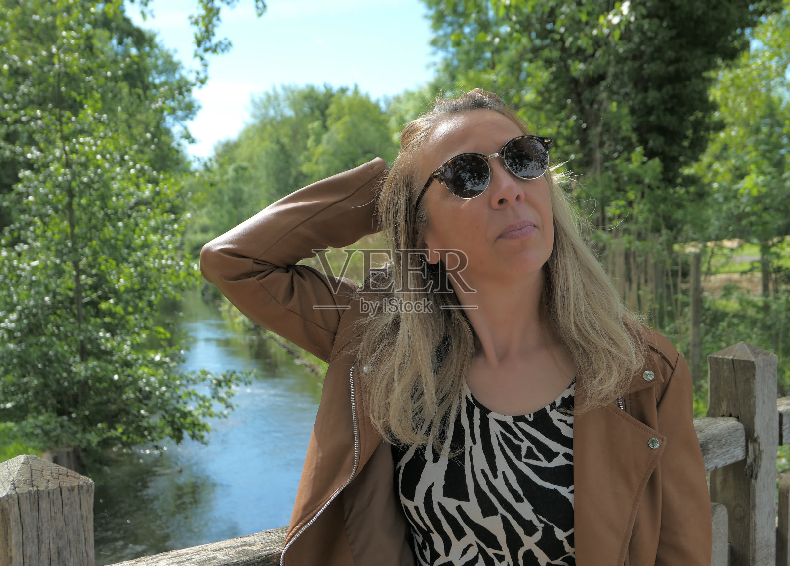 在户外有魅力的女人。照片摄影图片