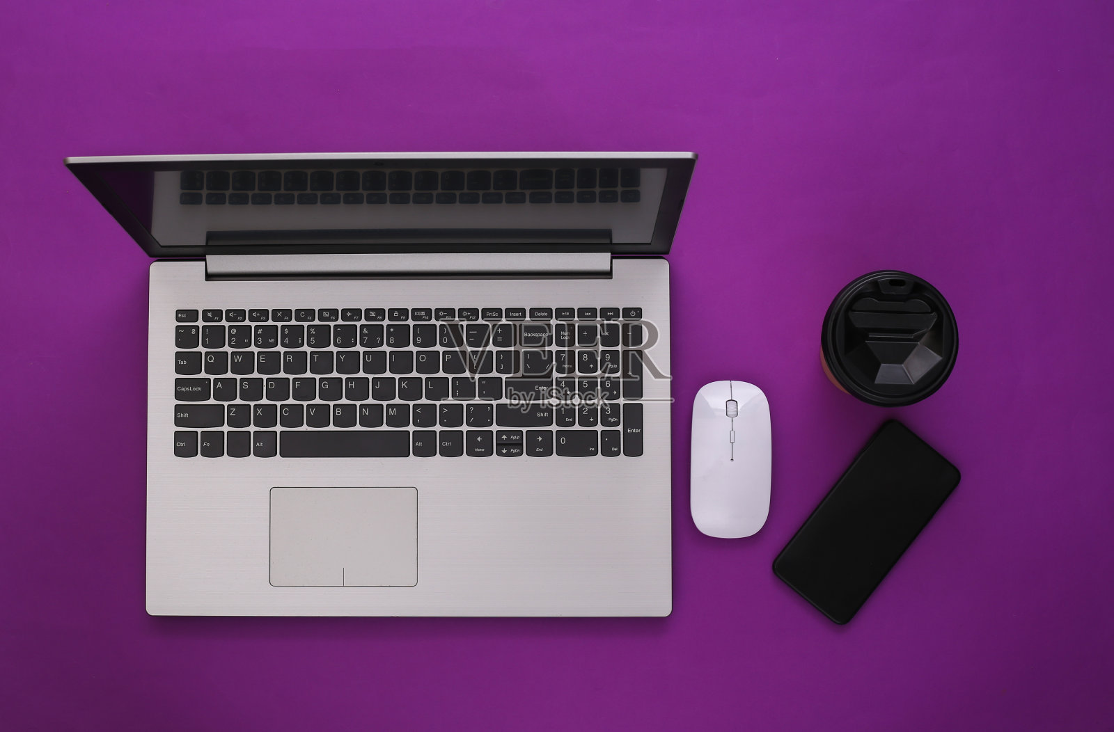 紫色背景上的现代工作空间。影棚拍摄。俯视图照片摄影图片