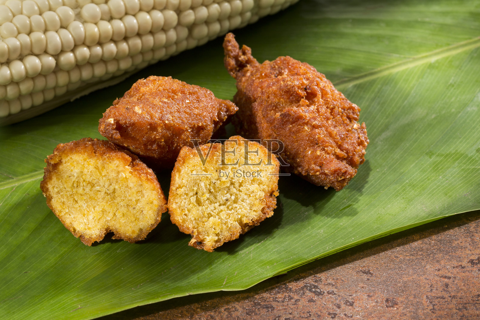 美味的炸甜玉米丸子;哥伦比亚美味的食物。照片摄影图片