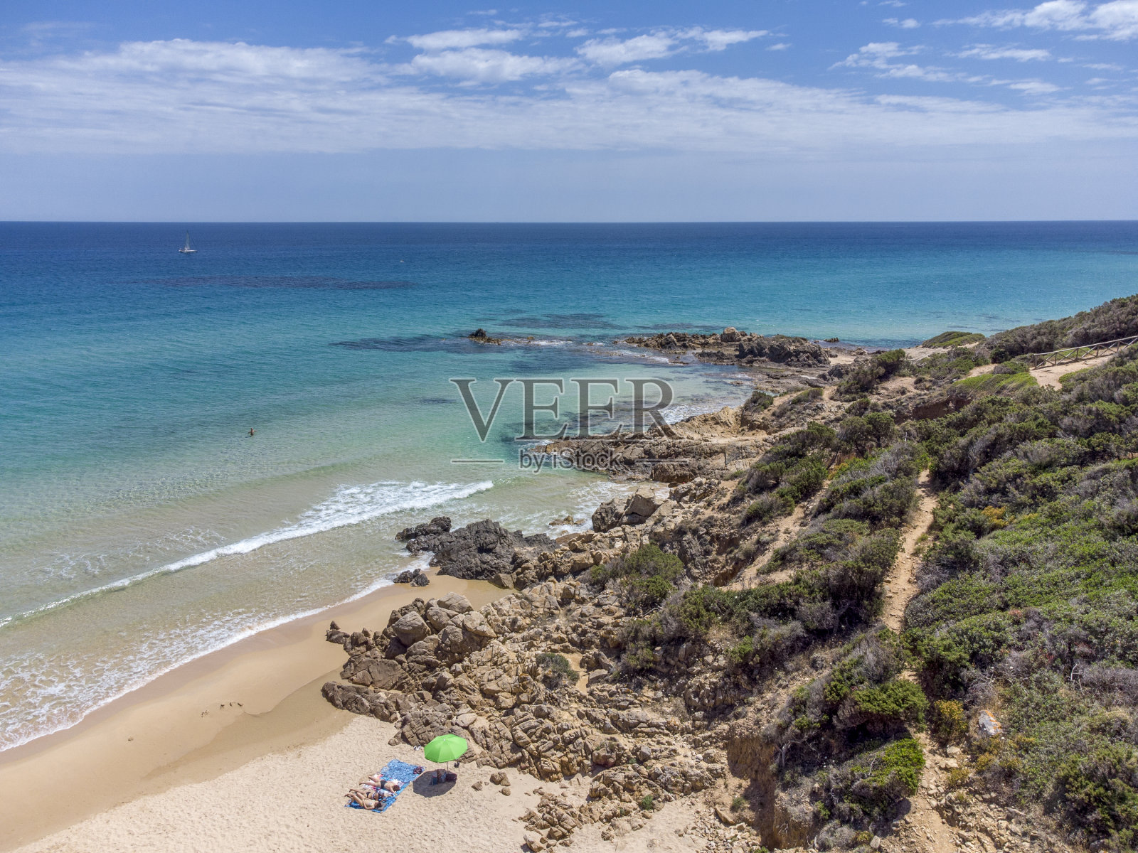 德尔莫托海滩上清澈的热带海洋，无人机从奇亚海滩上俯瞰照片摄影图片