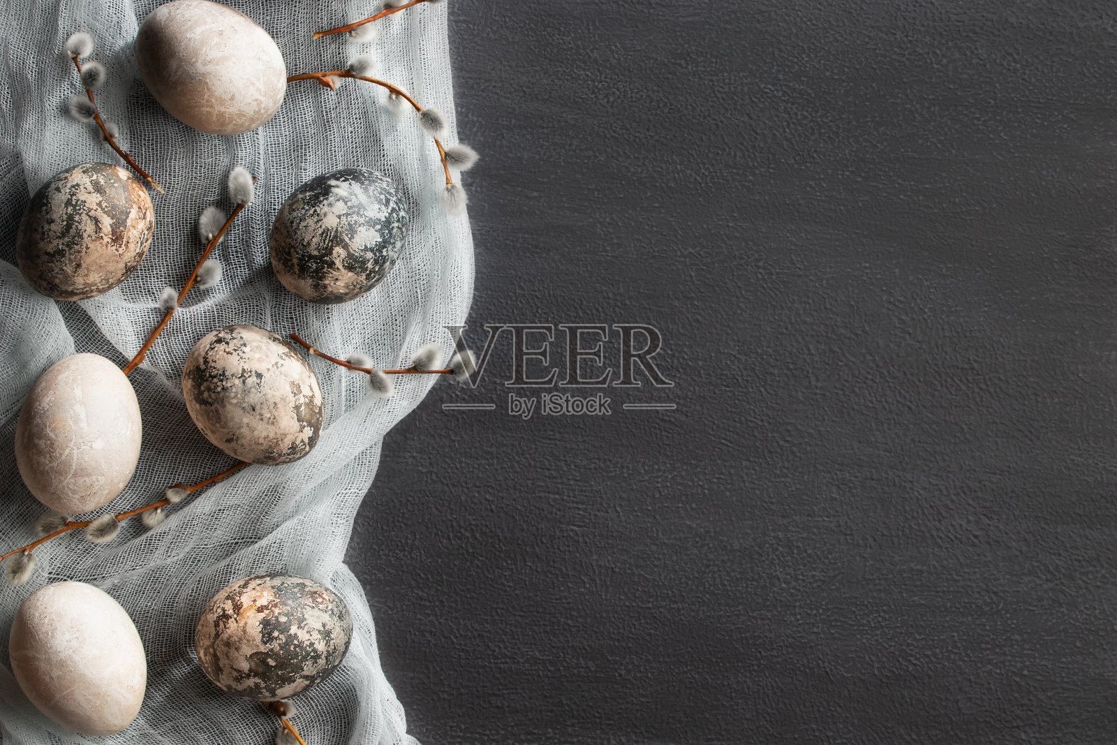 复活节构图——几幅用天然染料绘制的大理石效果的桌子，俯视图，复制空间照片摄影图片