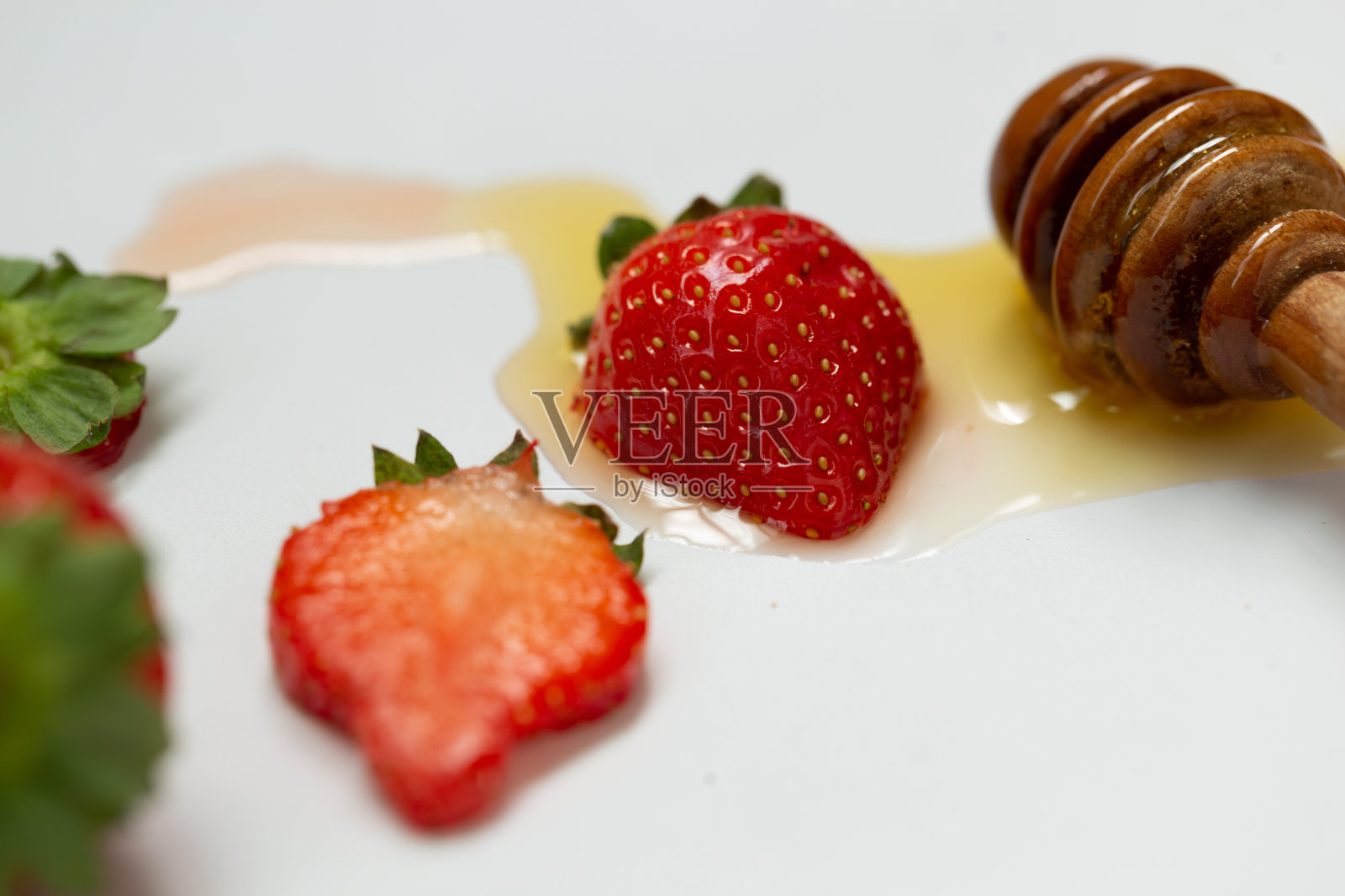 草莓和蜂蜜孤立在白色背景上照片摄影图片