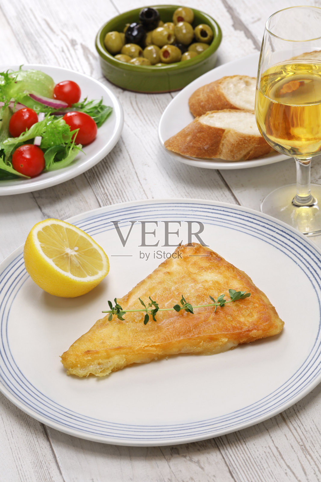 saganaki，希腊油炸奶酪照片摄影图片