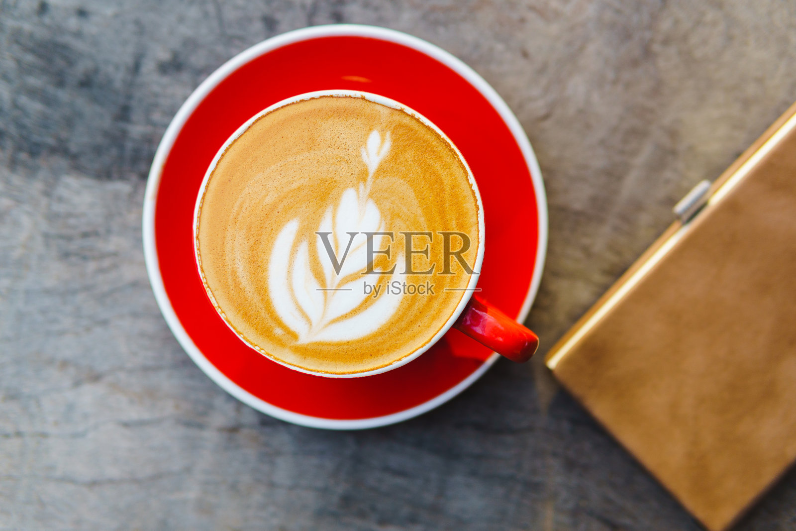 红杯拿铁，个人视角照片摄影图片