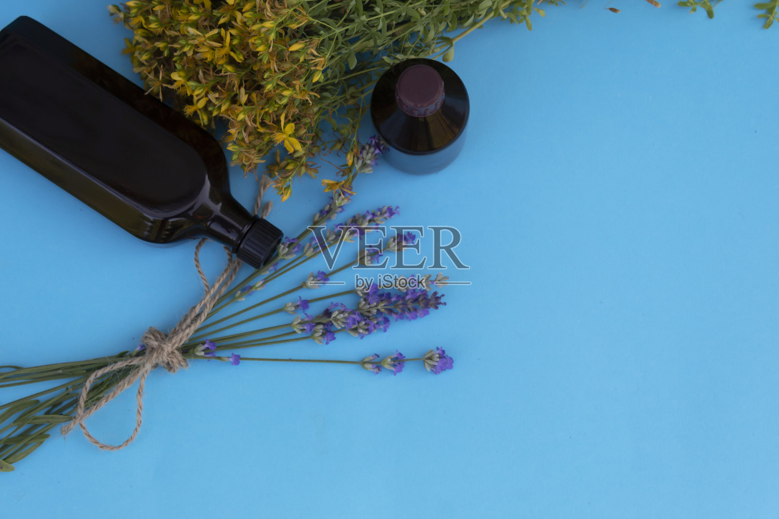 熏衣草，瓶子和一束圣约翰草照片摄影图片