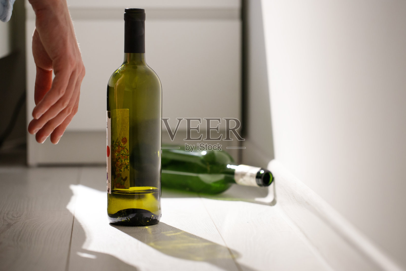 一个醉汉躺在沙发上，地板上放着空酒瓶照片摄影图片