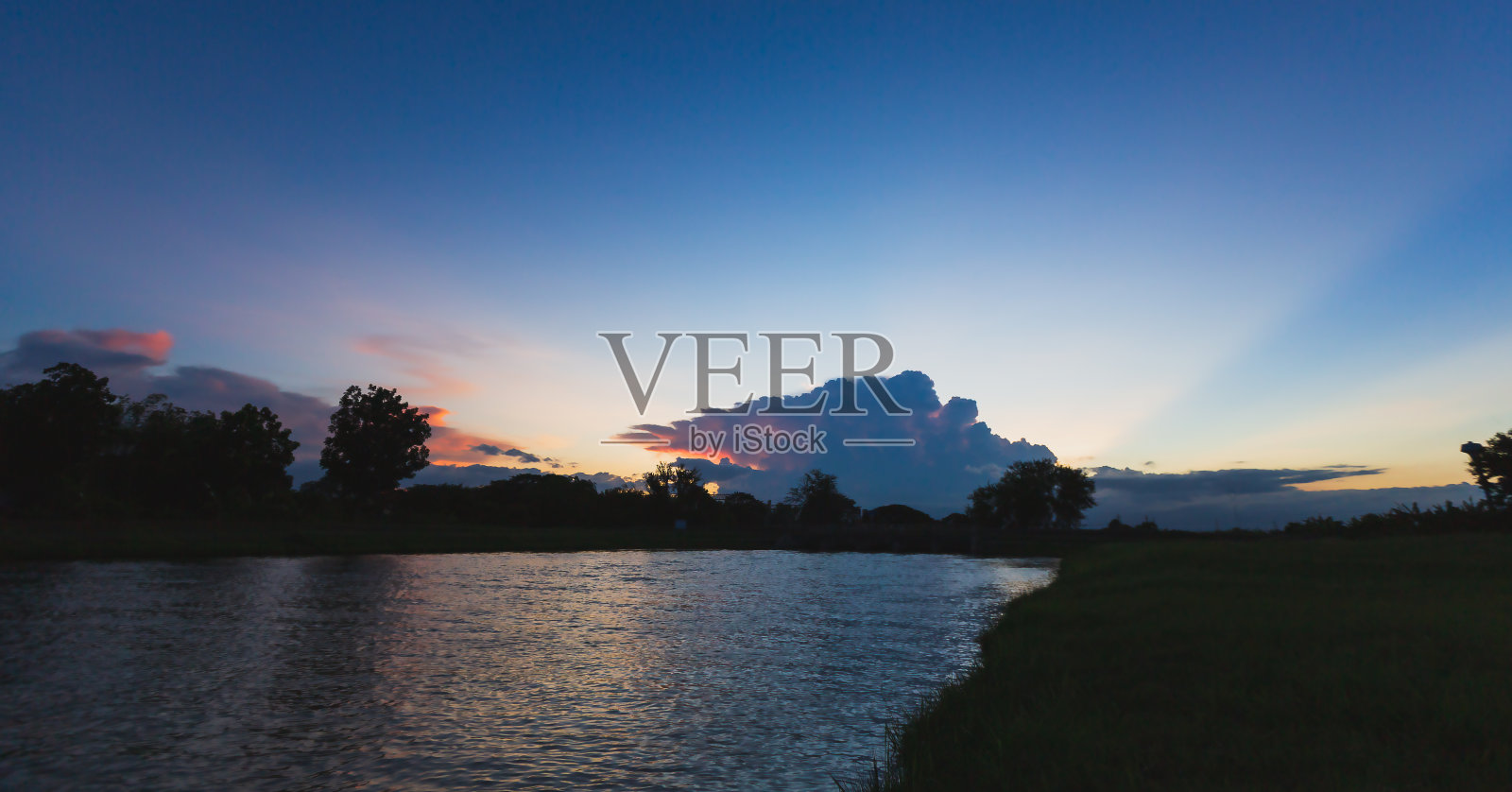 泰国普拉帕运河上的日落与乌云照片摄影图片