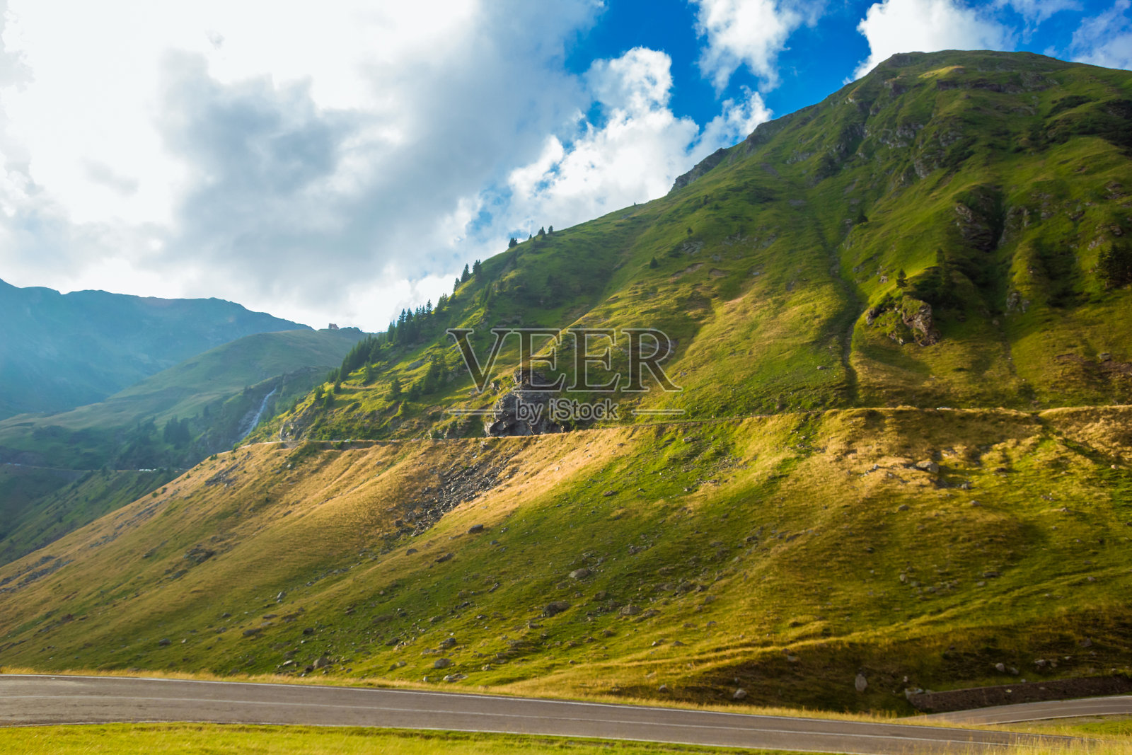 罗马尼亚喀尔巴阡山脉，夏日阳光明媚照片摄影图片