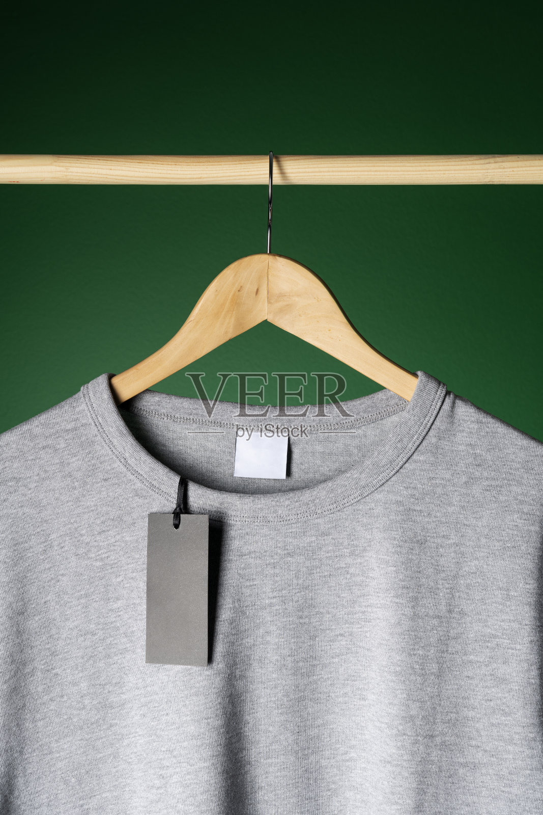 木制衣架上的t恤模型照片摄影图片
