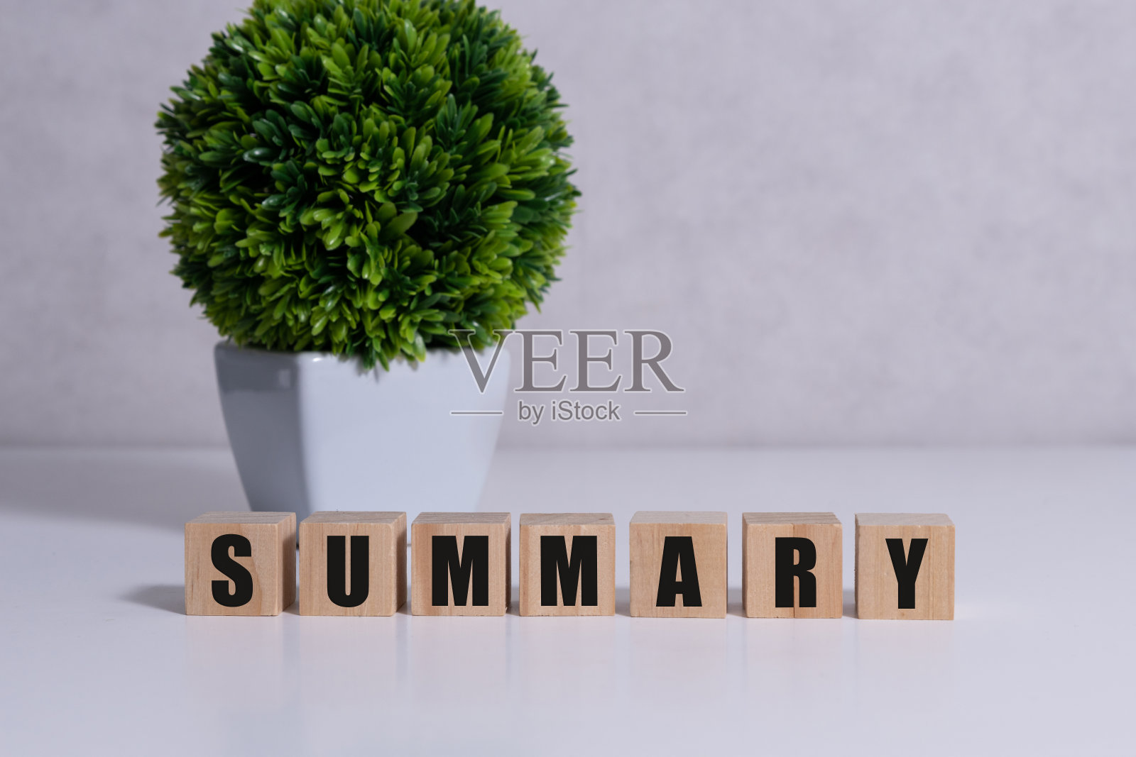 摘要字写在木方上。阳光明媚的背景。照片摄影图片