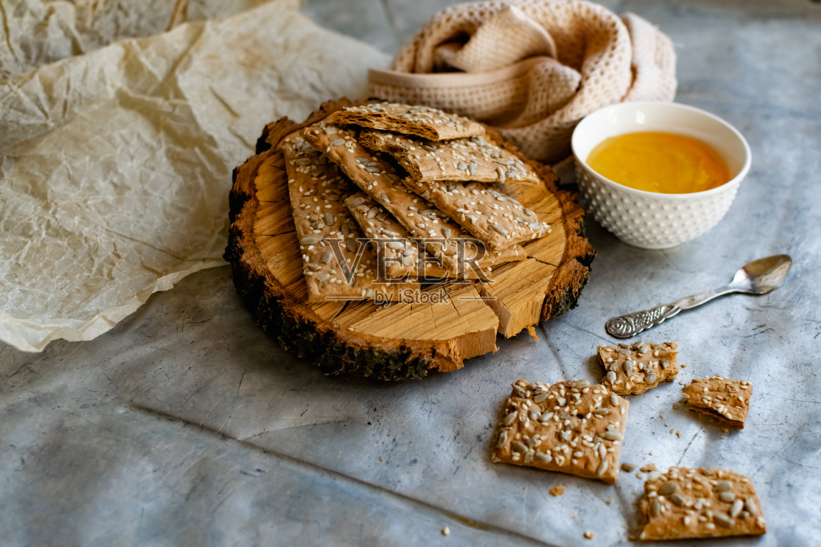 有种子和芝麻的薄脆饼，富含维生素和蜂蜜的健康美味。食物组成有趣照片摄影图片