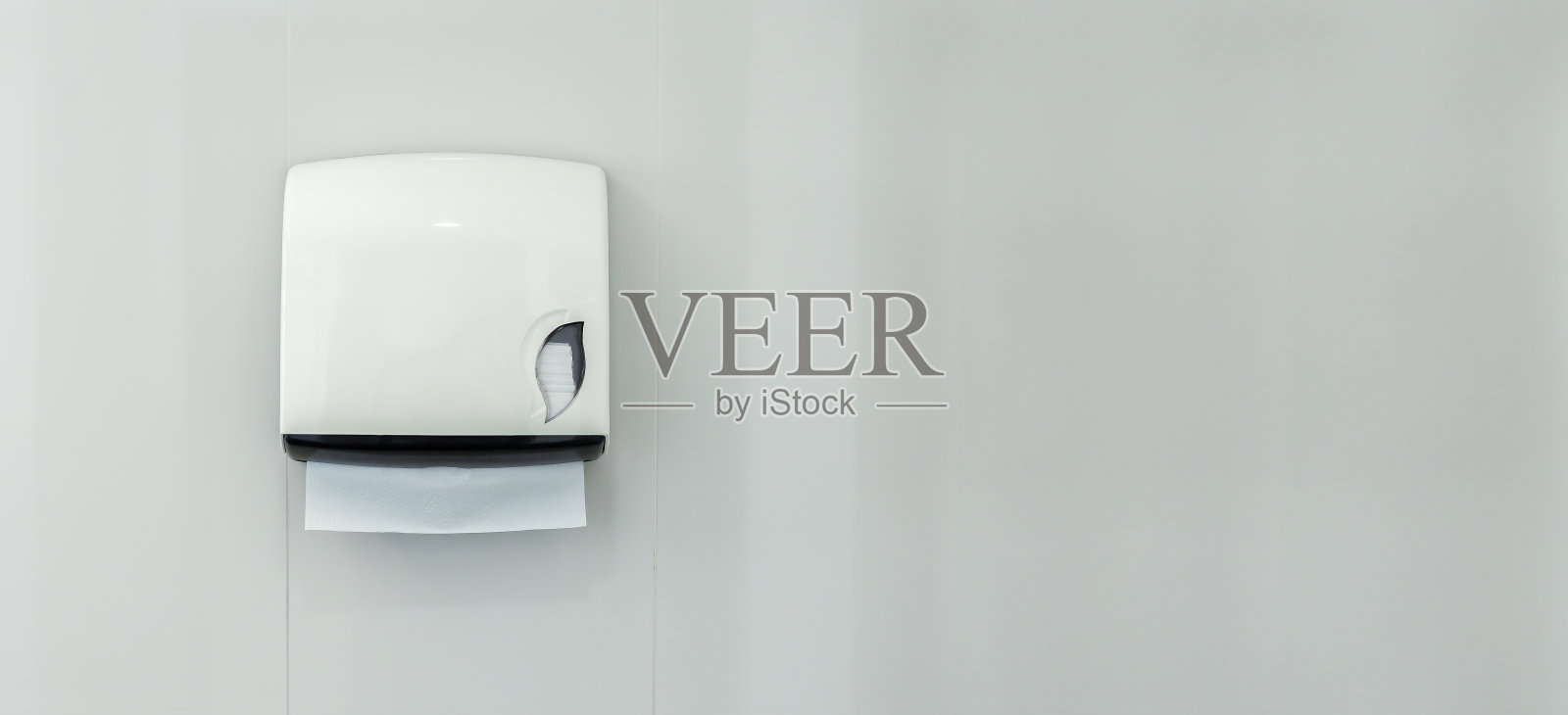 浴室里白色背景的一盒厕纸。照片摄影图片