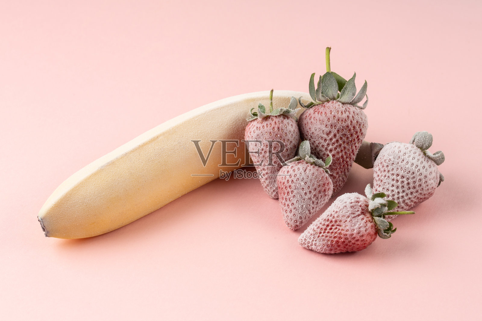 工作室里有冷冻草莓和香蕉照片摄影图片