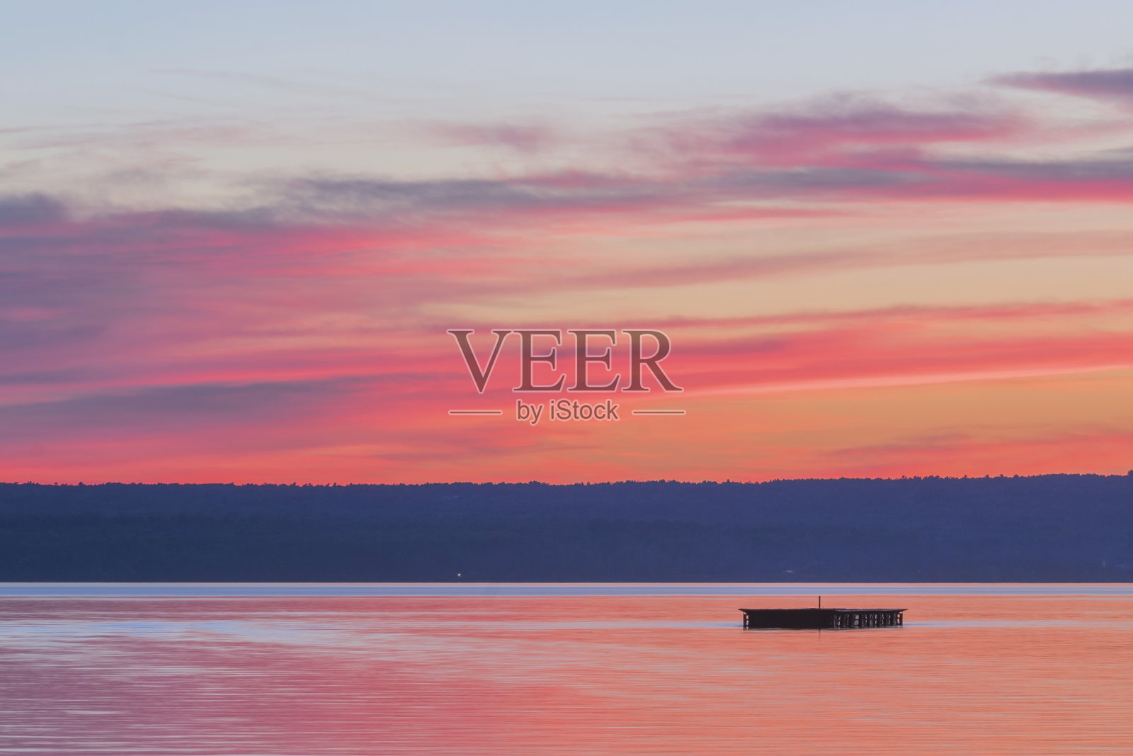 威斯康辛州苏必利尔湖契卡梅贡湾的戏剧性日落照片摄影图片