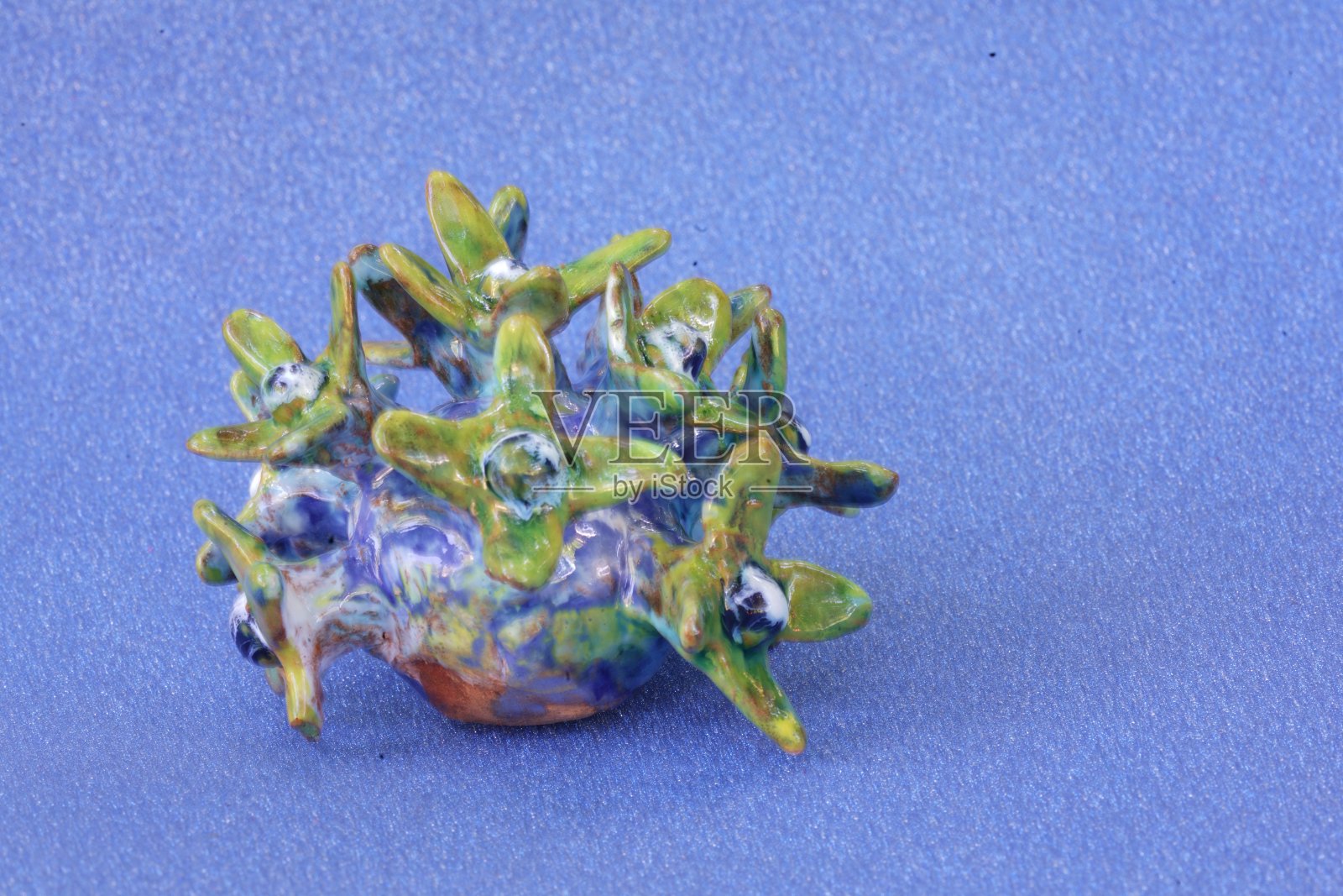 新版本的冠状病毒突变出现在蓝色背景上照片摄影图片