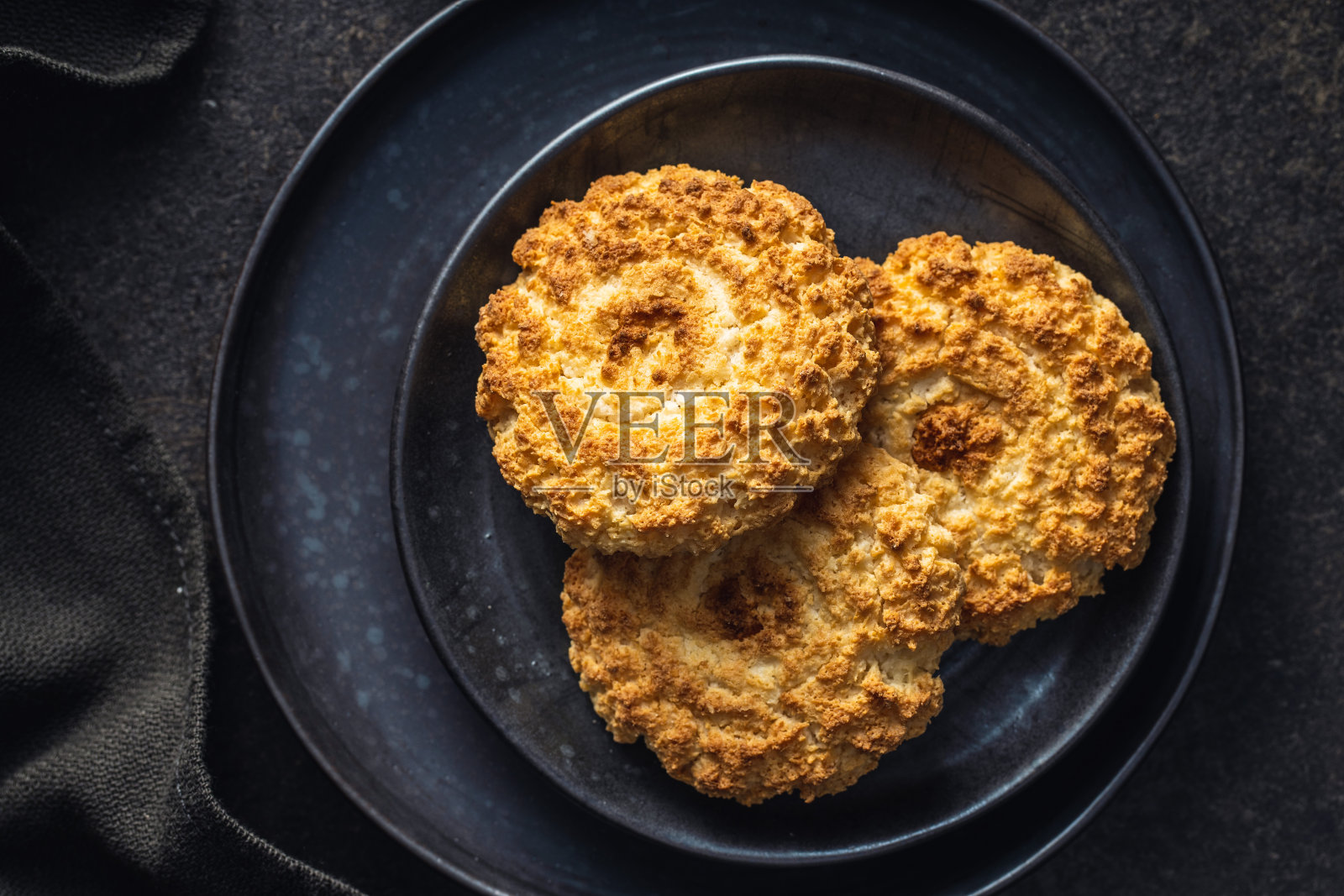 甜椰子饼干。美味的椰味饼干。照片摄影图片