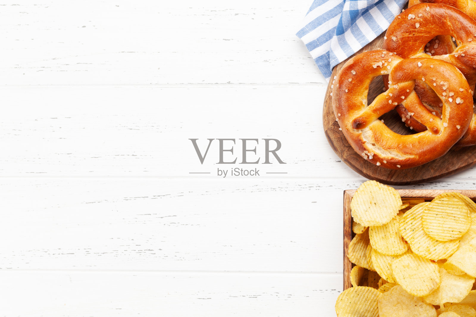 新鲜的自制椒盐卷饼和薯片照片摄影图片