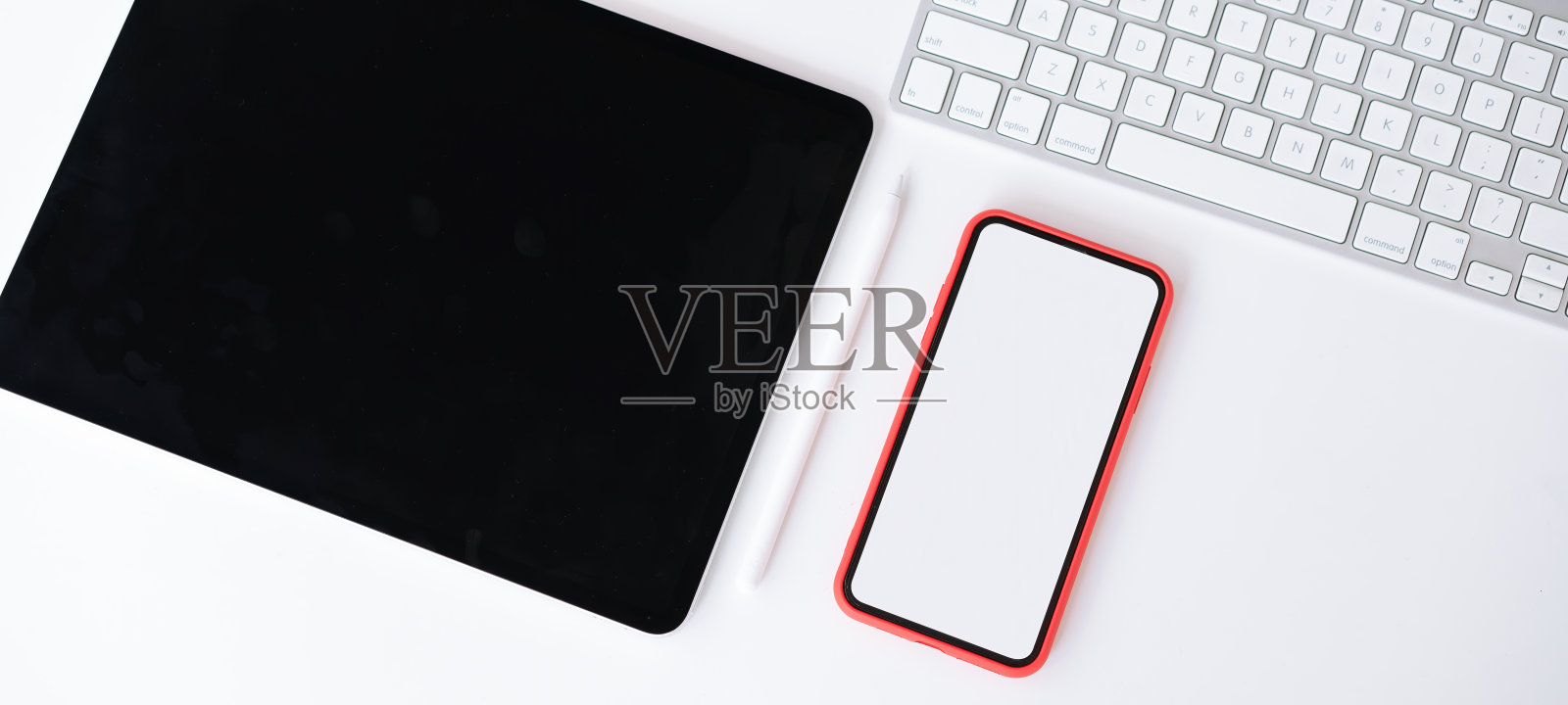 在工作场所模拟空白屏幕平板电脑和智能手机。黑屏图形蒙太奇。照片摄影图片