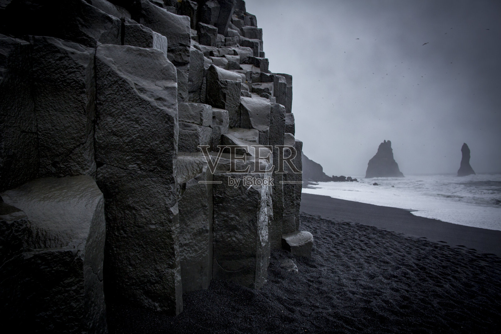 冰岛黑沙滩位于冰岛的Reynisfjara海滩照片摄影图片