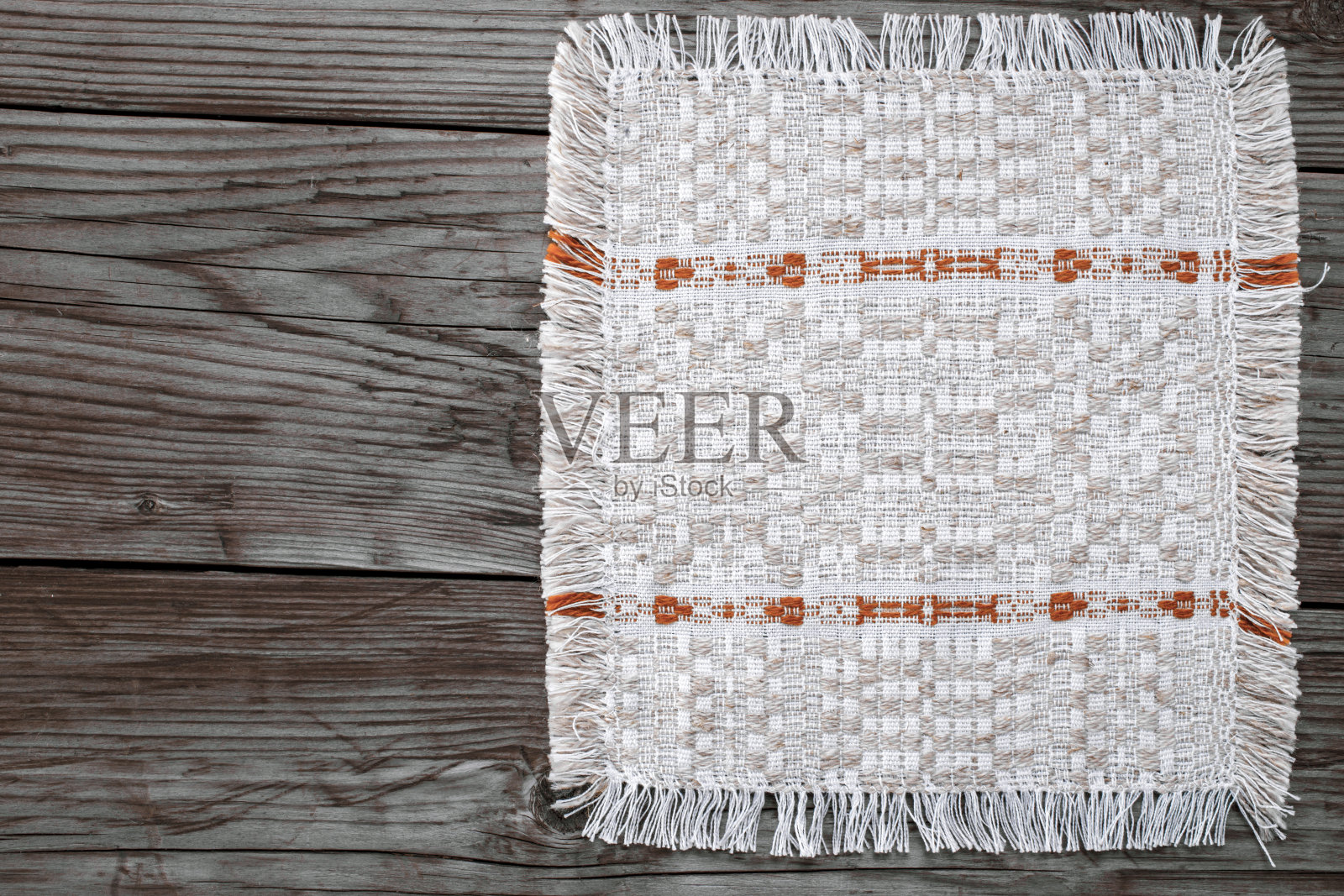 木质背景右侧有图案的餐巾照片摄影图片