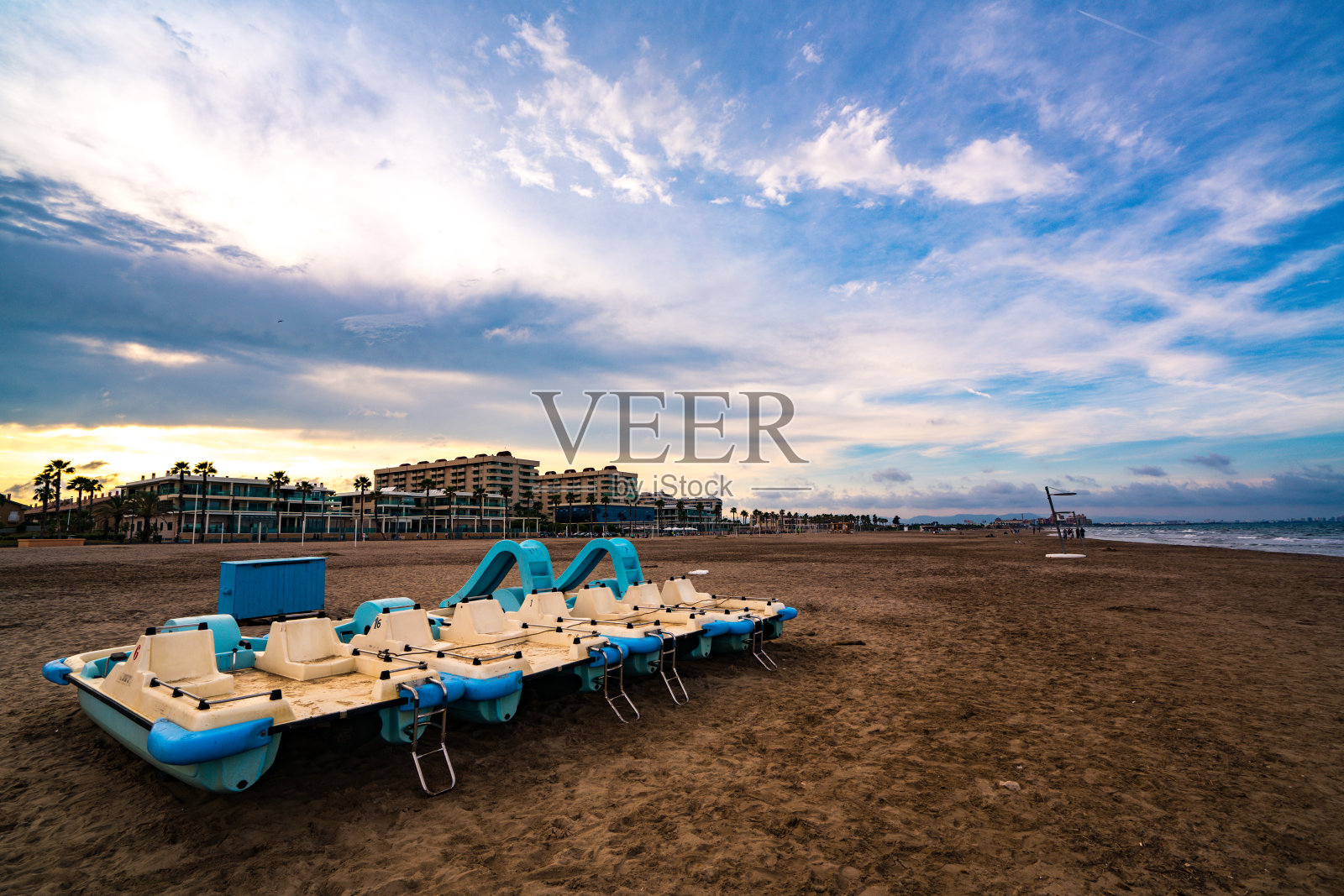 马尔瓦罗萨海滩上五颜六色的日落。瓦伦西亚,西班牙照片摄影图片