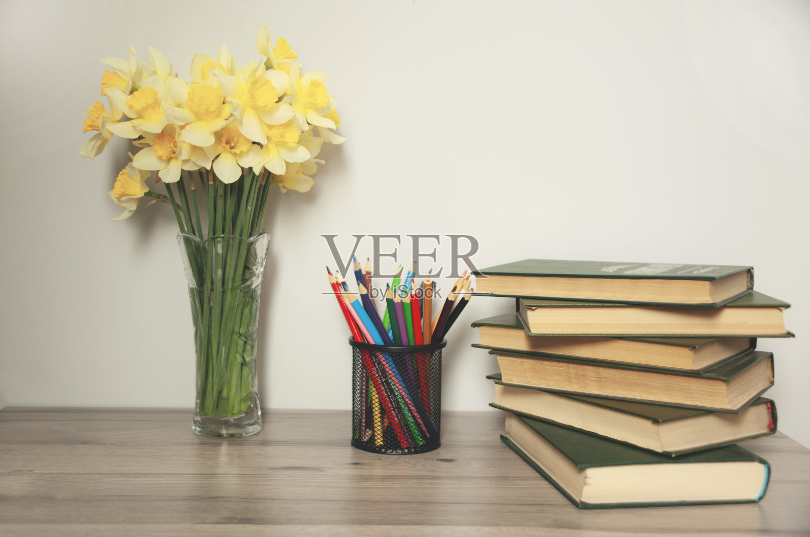 桌上放着一本书和铅笔照片摄影图片