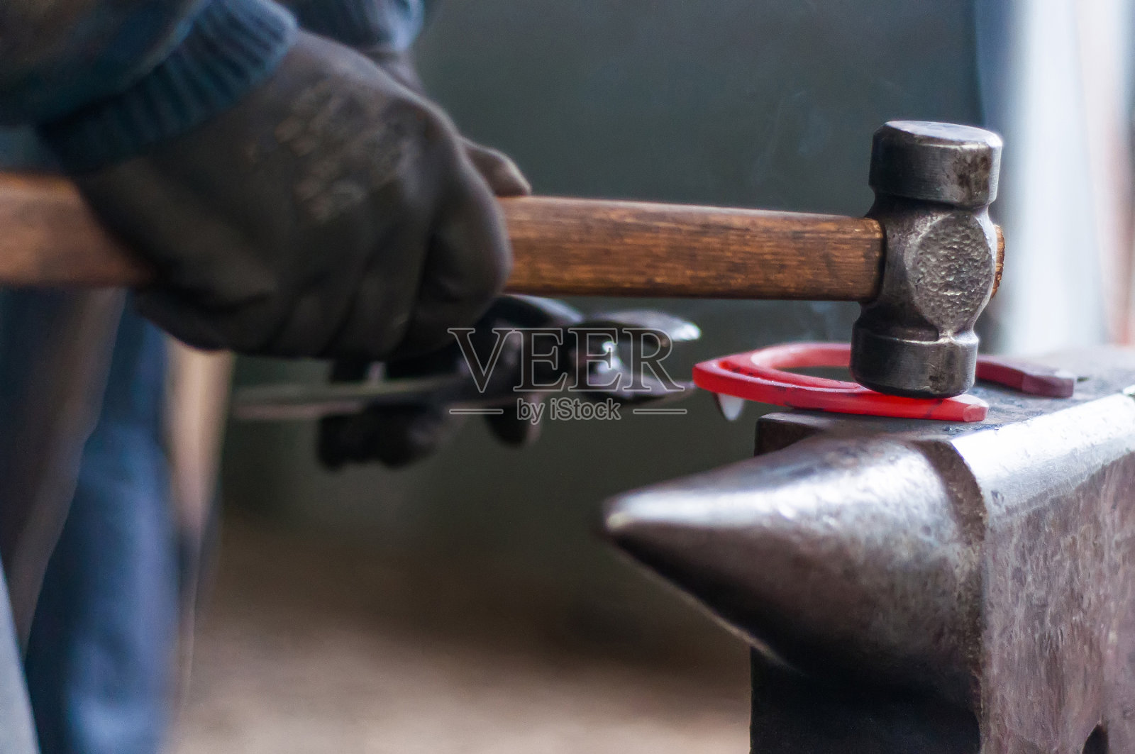 铁匠正在塑造燃烧的马蹄照片摄影图片