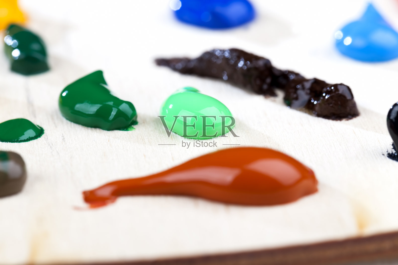 油和丙烯颜料有蓝色、红色和其他颜色照片摄影图片