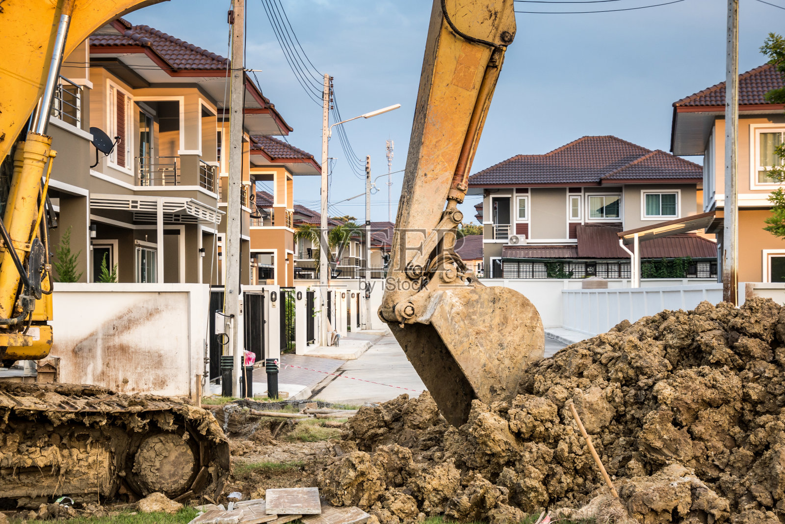 房屋建筑工地的反铲挖掘机照片摄影图片