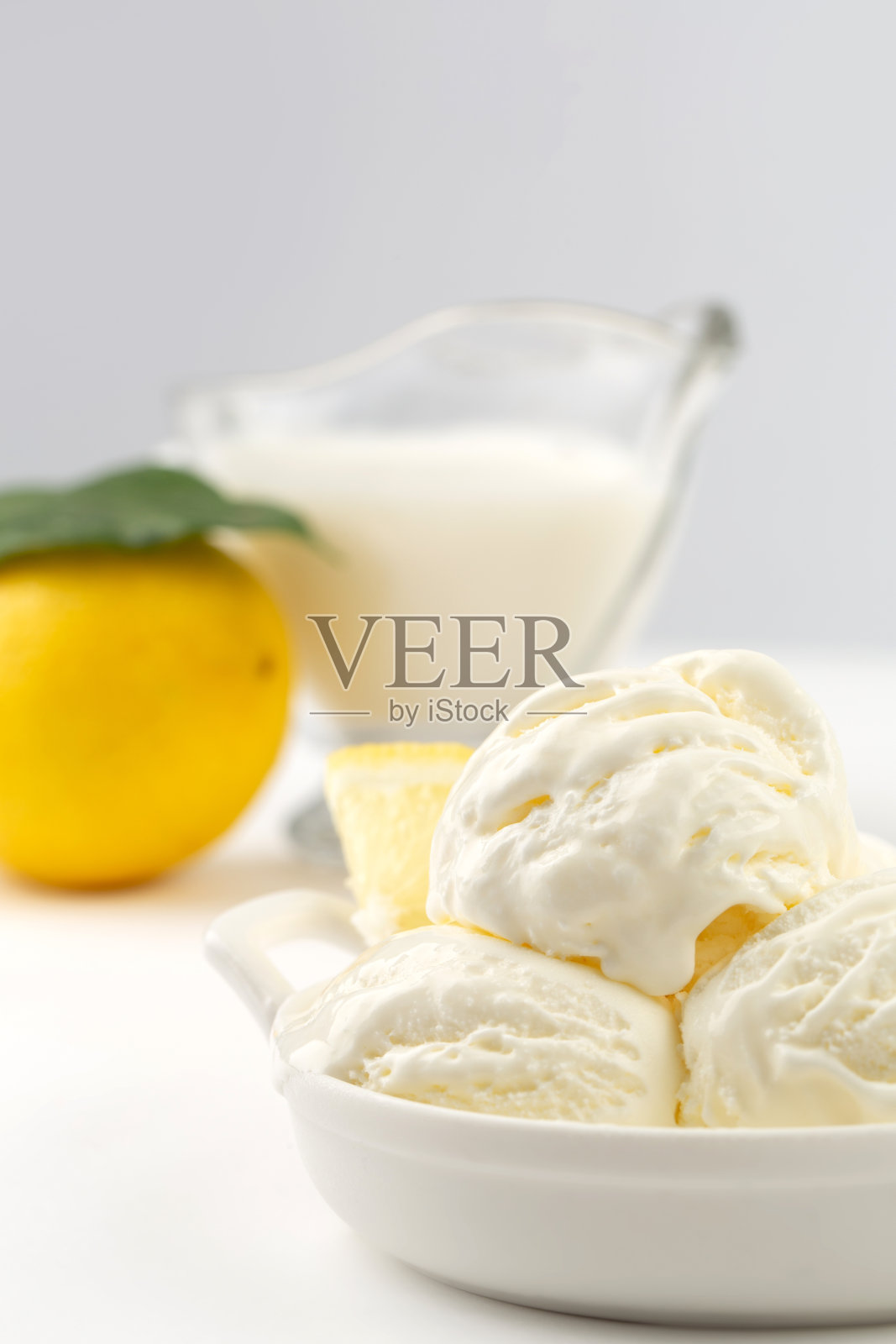 工作室里有冰淇淋和柠檬照片摄影图片