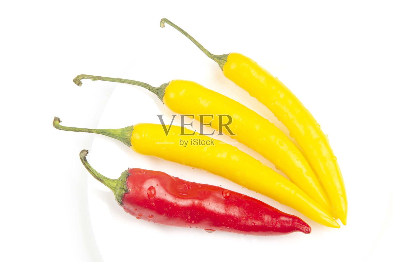 又红又黄的辣椒放在盘子里。胡椒。蔬菜维生素的食物。照片摄影图片