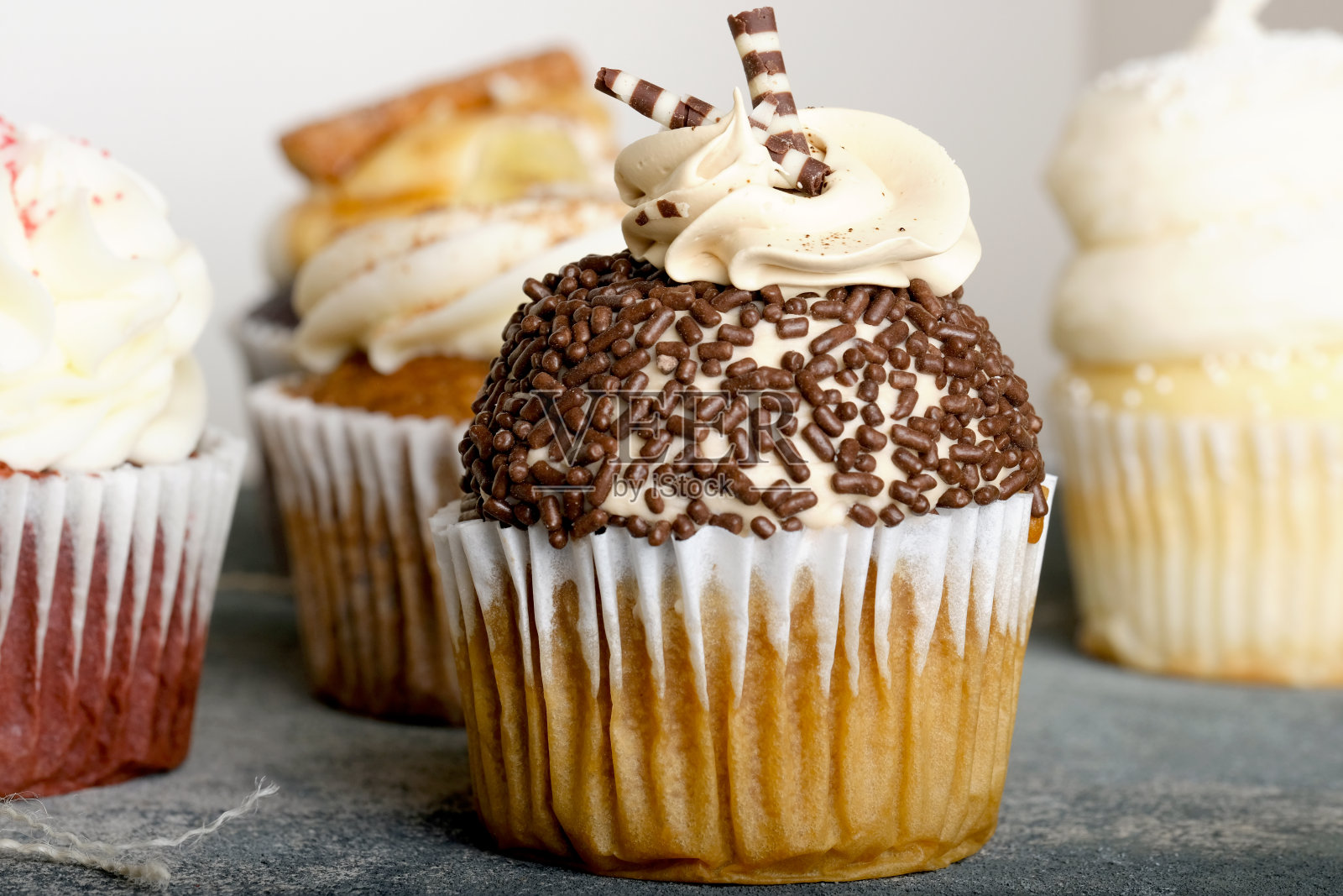 美味的纸杯蛋糕，点缀着装饰性的糖霜和糖屑照片摄影图片