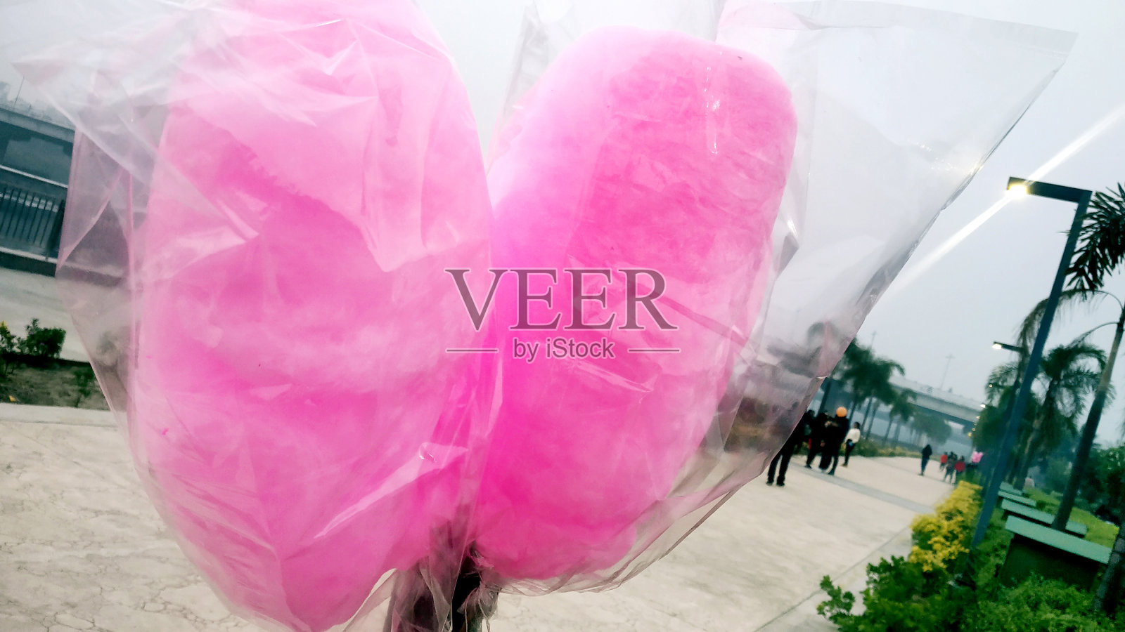 粉红色的棉花糖或棉花糖由街头小贩在公园出售照片摄影图片