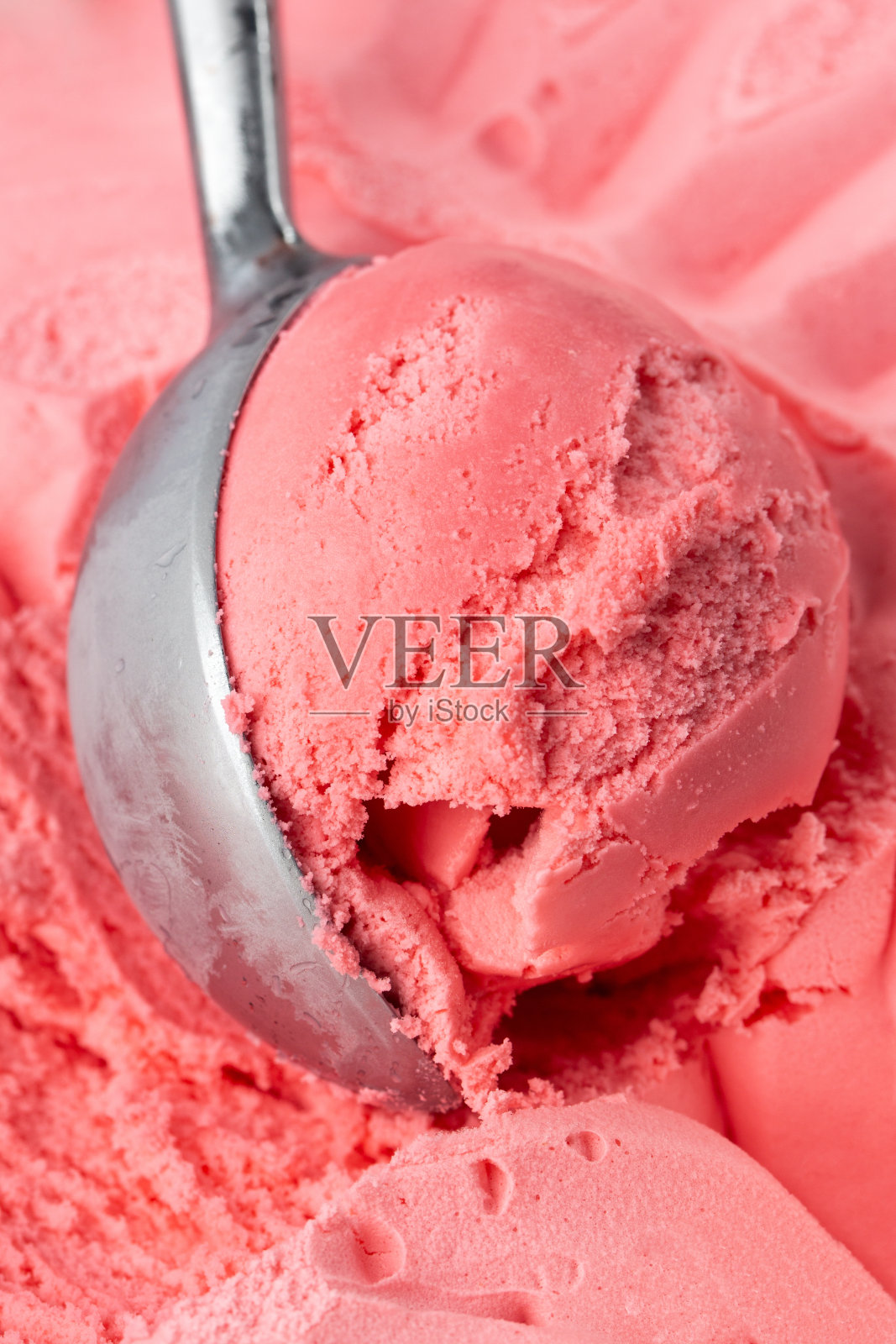 一勺草莓冰淇淋靠近照片摄影图片