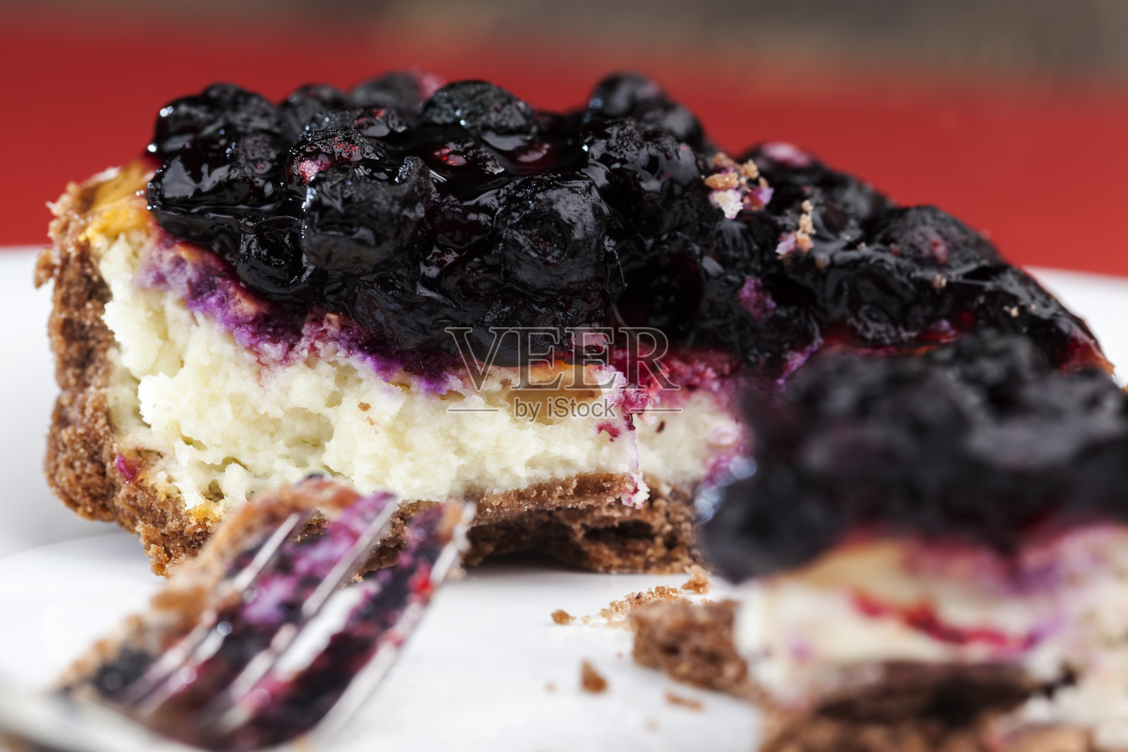 巧克力挞里塞满了新鲜蓝莓照片摄影图片