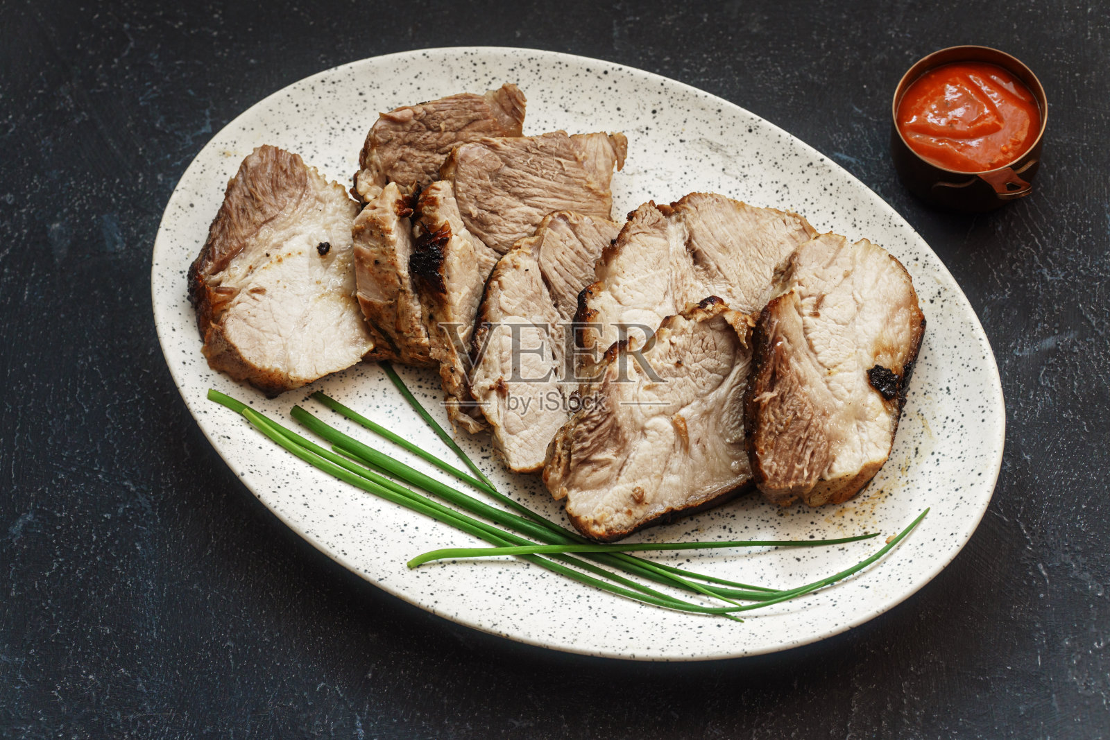 切片烤猪肉和葱照片摄影图片