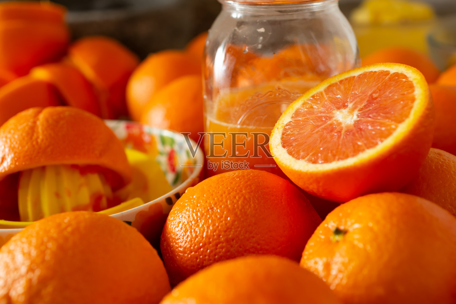 橙汁的过程照片摄影图片