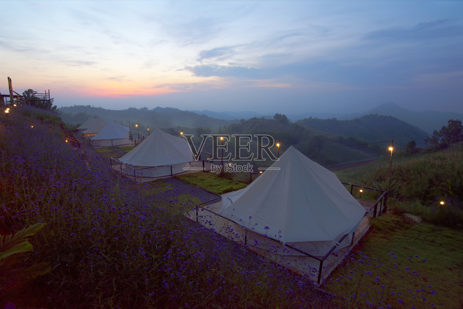 在美丽的日出下露营，放松户外目的地和休闲旅行旅游度假照片摄影图片