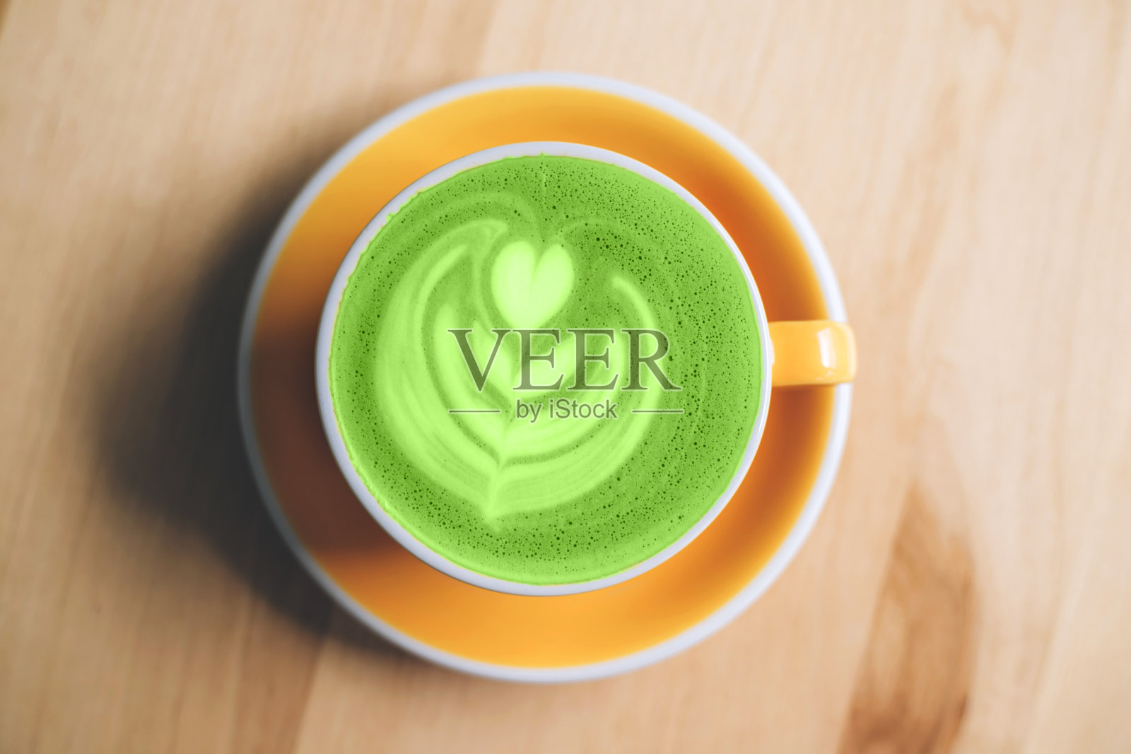 新鲜的绿色抹茶艺术在木制的背景。照片摄影图片