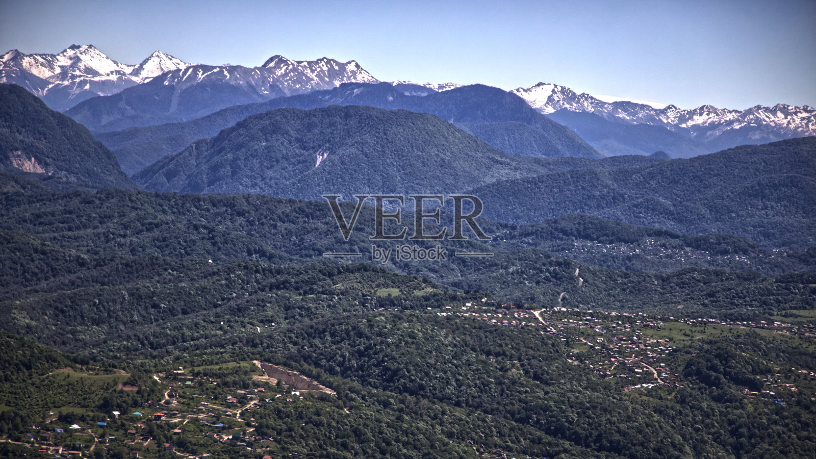美丽的山景，一览俄罗斯索契附近的群山和天空照片摄影图片