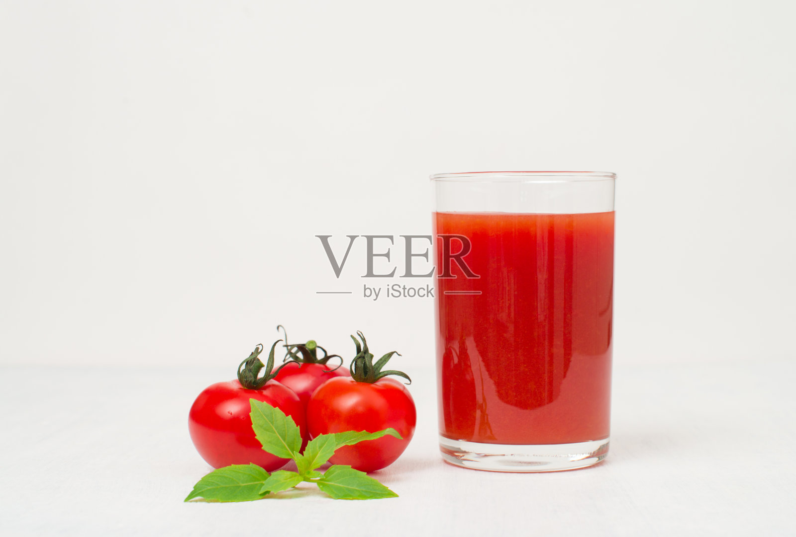 白色背景上的新鲜番茄汁照片摄影图片