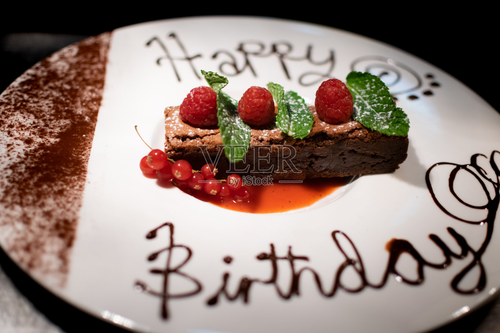 一块巧克力布朗尼蛋糕，上面写着生日祝福照片摄影图片