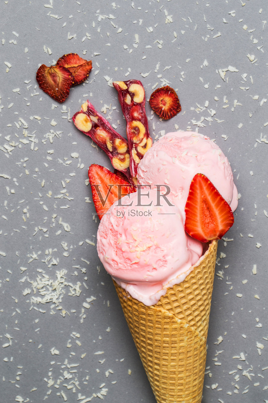 华夫蛋筒上的草莓冰淇淋照片摄影图片