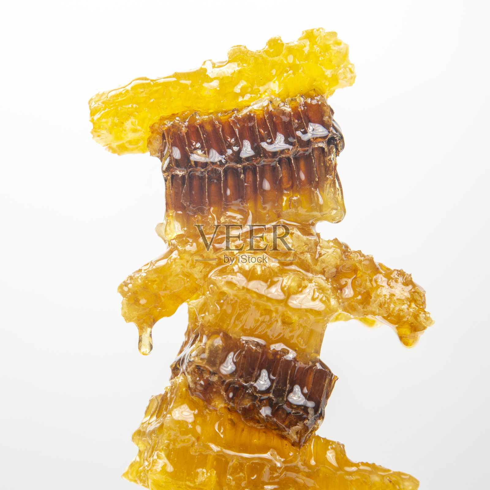 白色背景上的新鲜蜂房。维生素天然食品。蜜蜂工作产品照片摄影图片