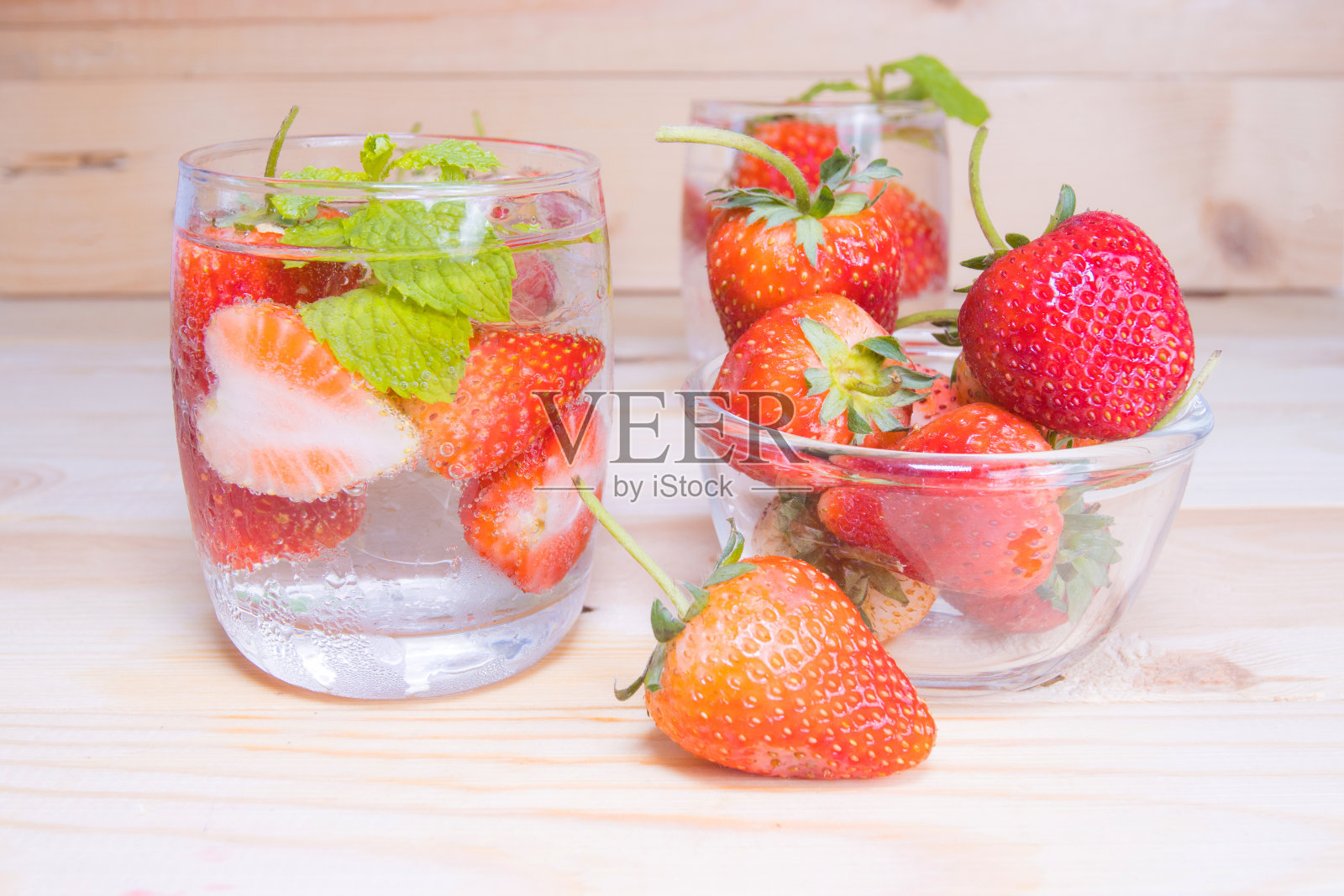 新鲜草莓莫吉托鸡尾酒，冰和薄荷玻璃水果使水在夏天照片摄影图片