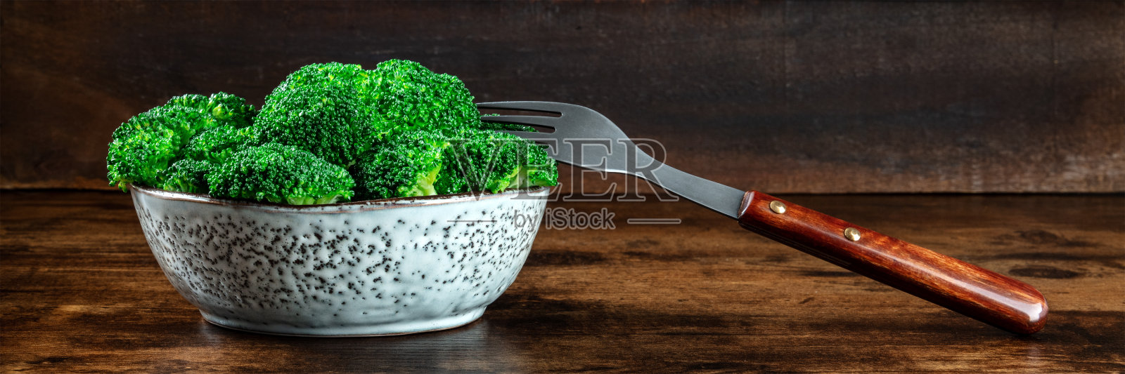 烹饪西兰花全景与叉子在深色乡村木制背景照片摄影图片