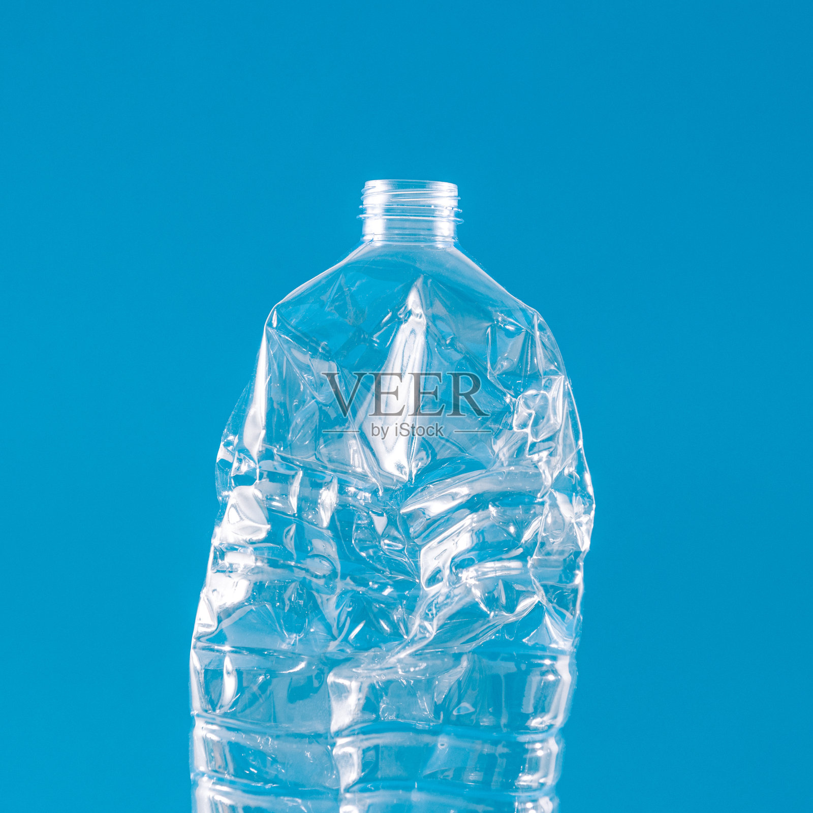 皱巴巴的塑料瓶照片摄影图片